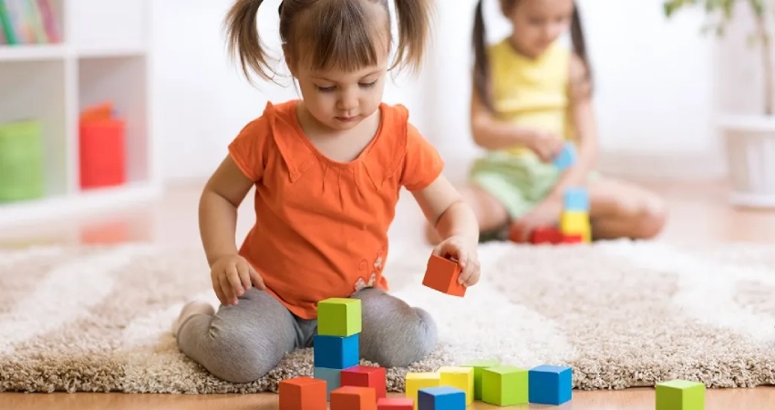 متى يجب مراجعة أخصائي النطق أو مختص نمو الطفل؟
