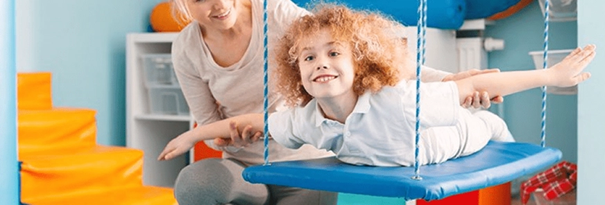 الفرق بين العلاج الوظيفي والعلاج الطبيعي للأطفال